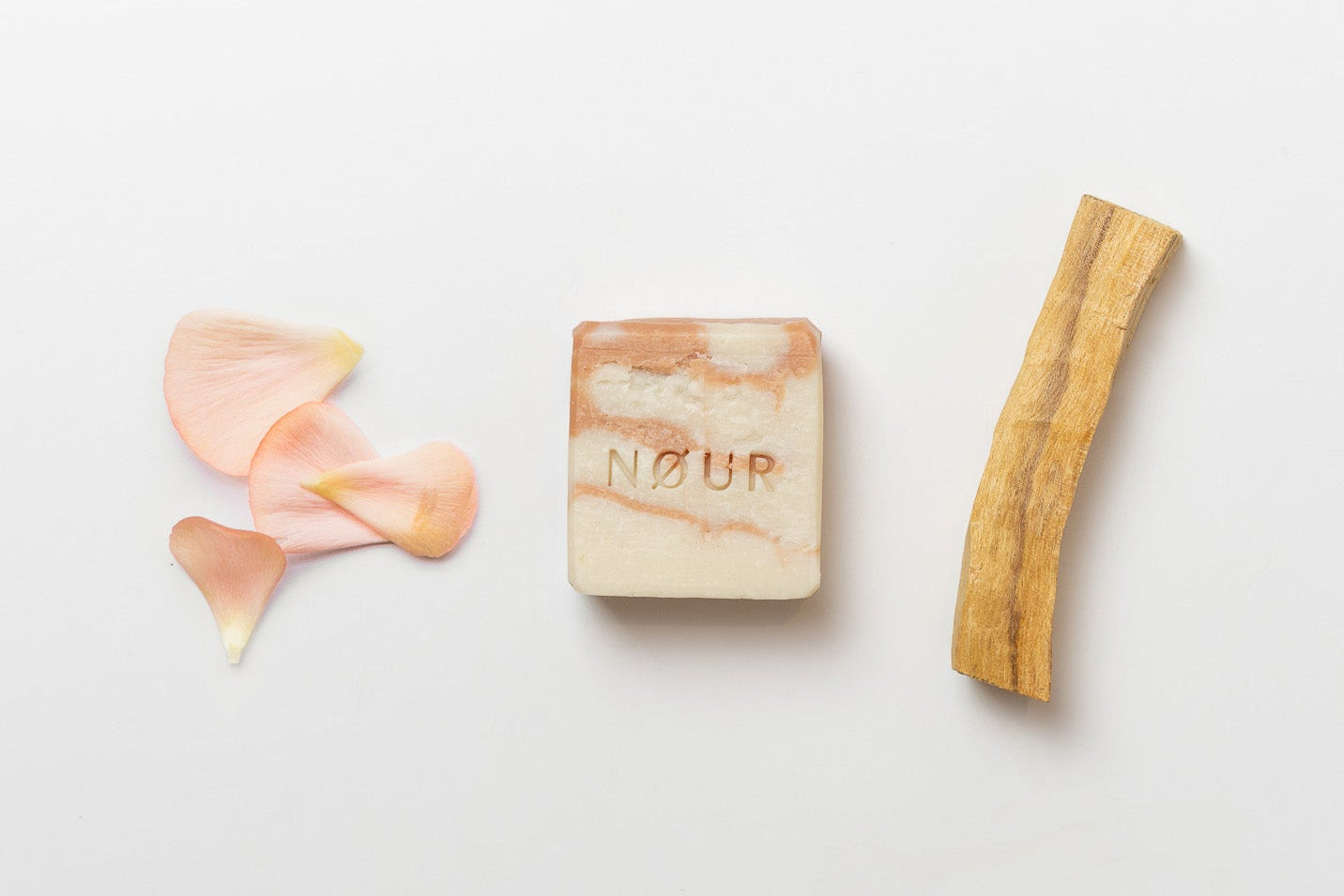 Rosie nour seife mit rosenblaettern