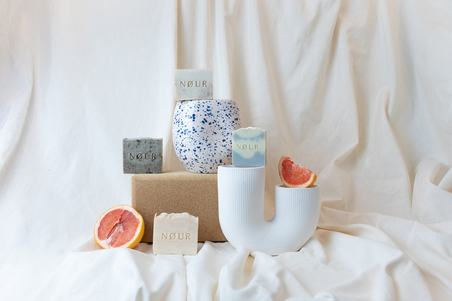 blau graue nourseifen mit dekoration vas und Naturblock