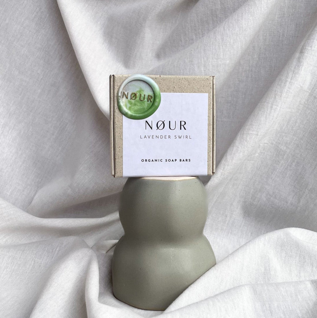naturseife mit lavendelduft nour seifenverpackung nachhaltig graspapier kompostierbare graspapier verpackung umweltfreundlich verpackt
