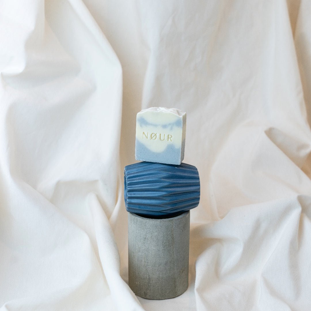 Cloud auf blauem & grauem Tongefäß