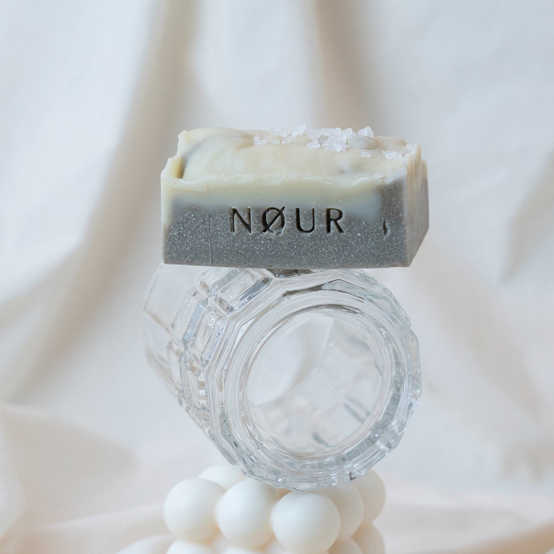 nour mud seife auf glas dekoriert
