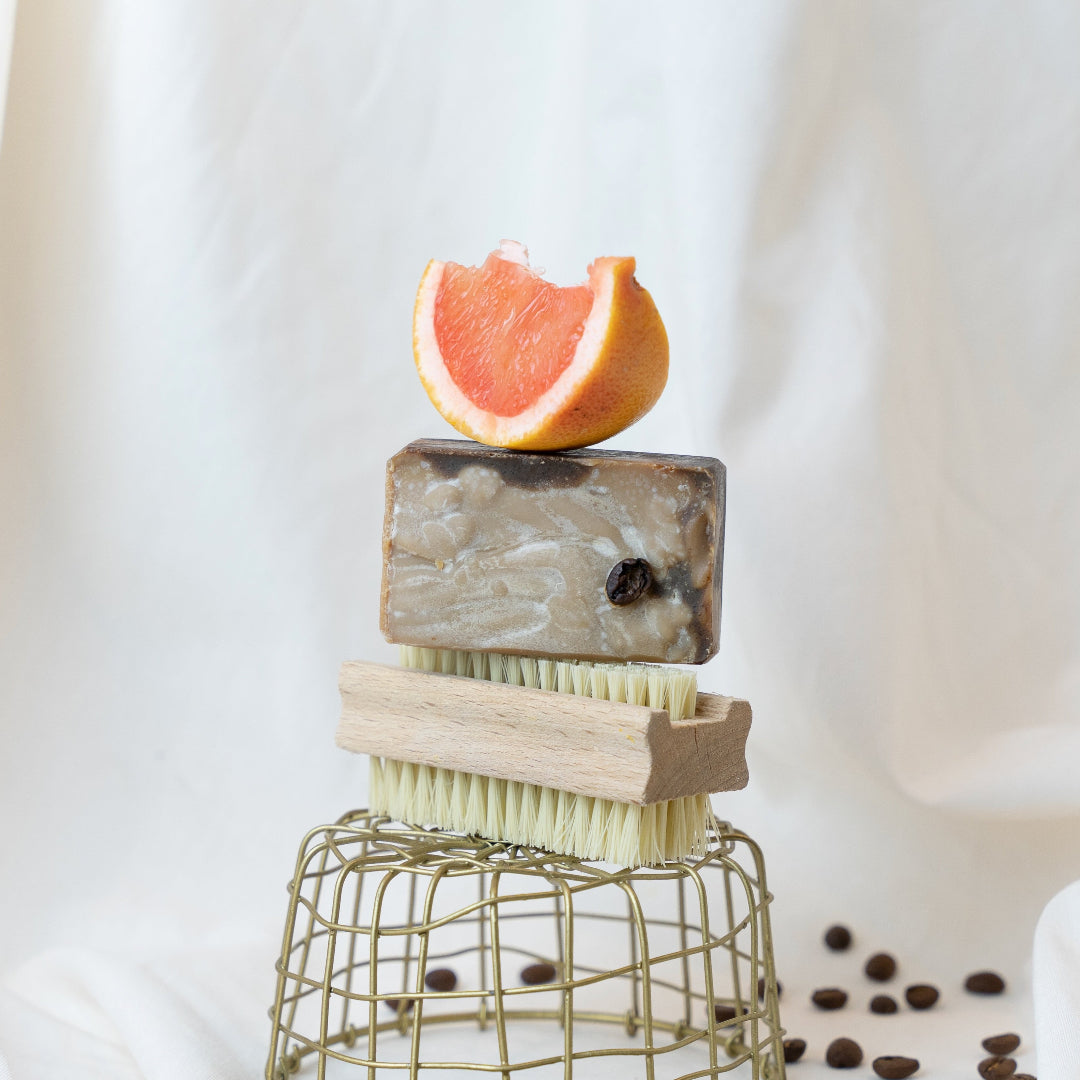 kichtchenette seife auf nagelbuerste und mit orangenstück