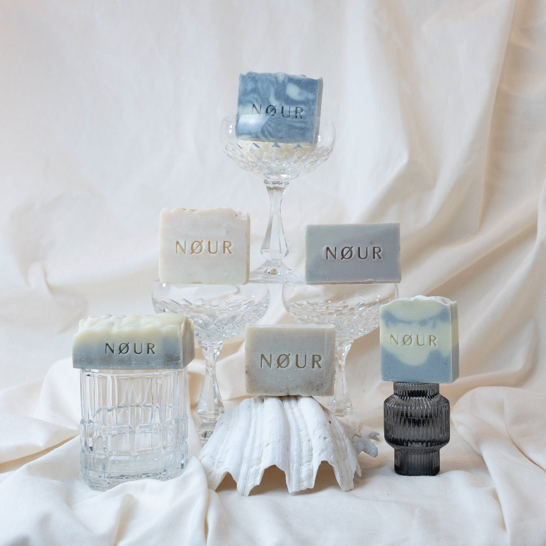 nour naturseifen für alle hauttypen dekoriert mit glaesern