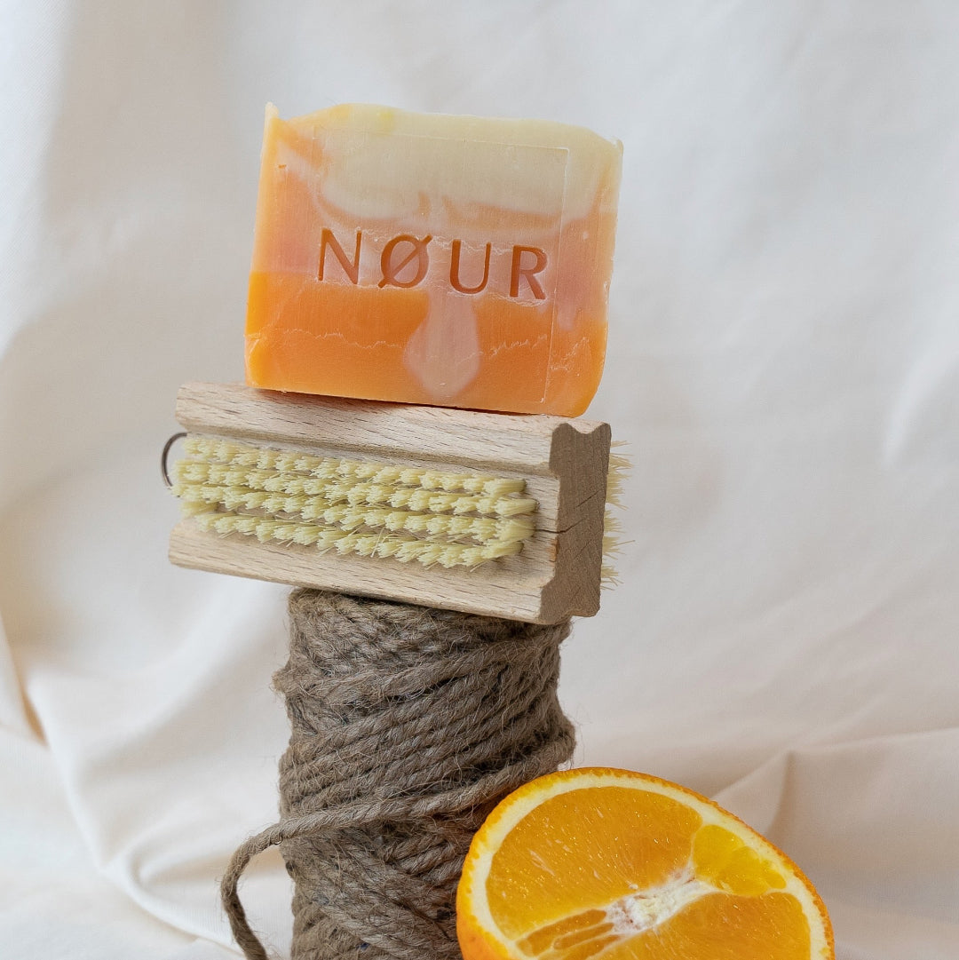 Sundowner dekoriert auf nagelbuerste naturseil und halber orange