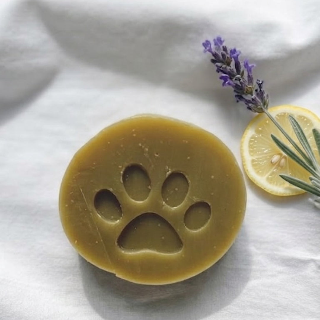 Handgemachte Hundeseife mit Niemöl und Hanföl, kaltgesiedet, 100 g, NØUR Seife