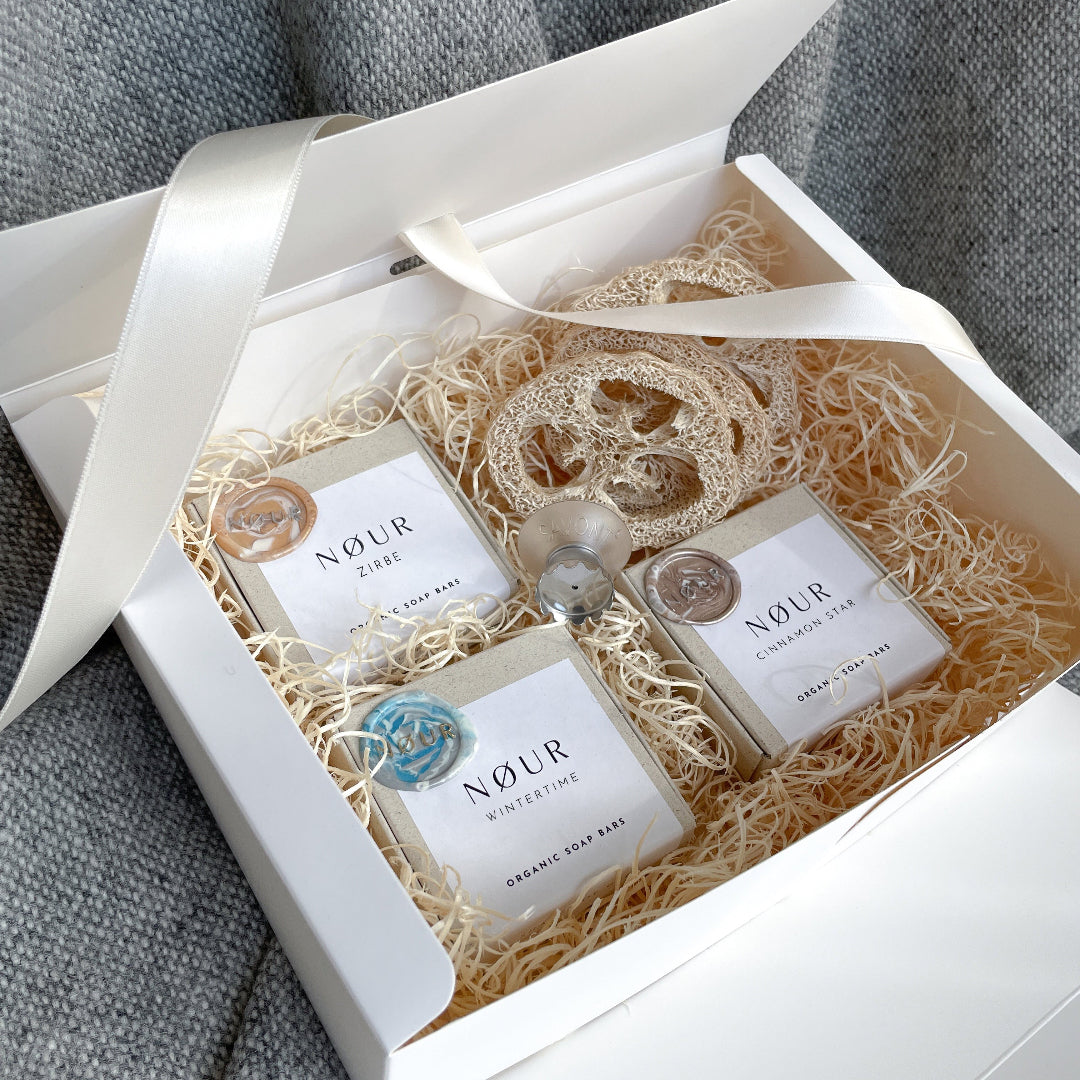nour geschenkverpackung weiss mit luffascheiben seifenmagniet und drei verschiedenen seifen