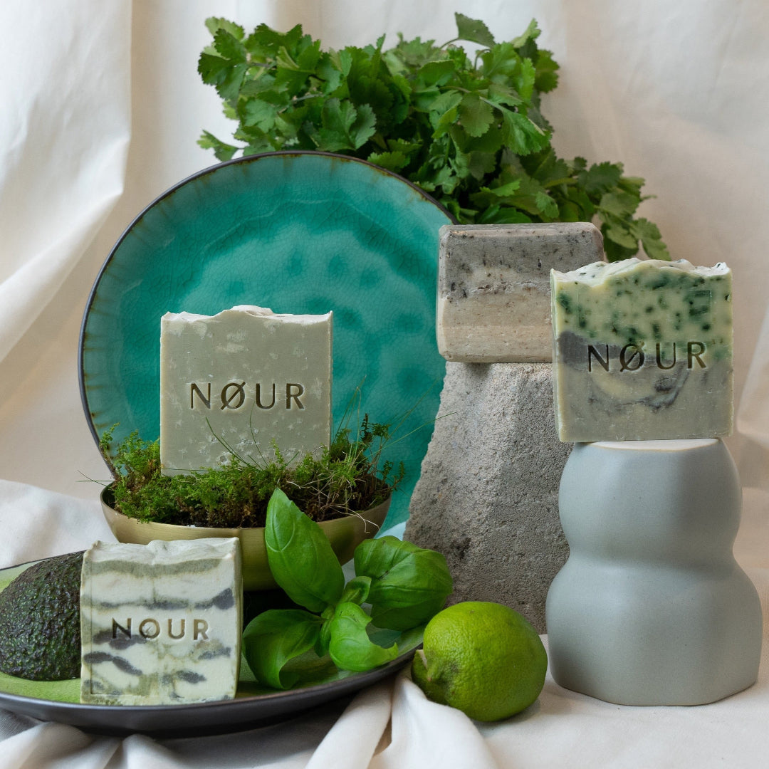 nour gruene seifen dekoriert mit limette kraeutern und gruener keramik