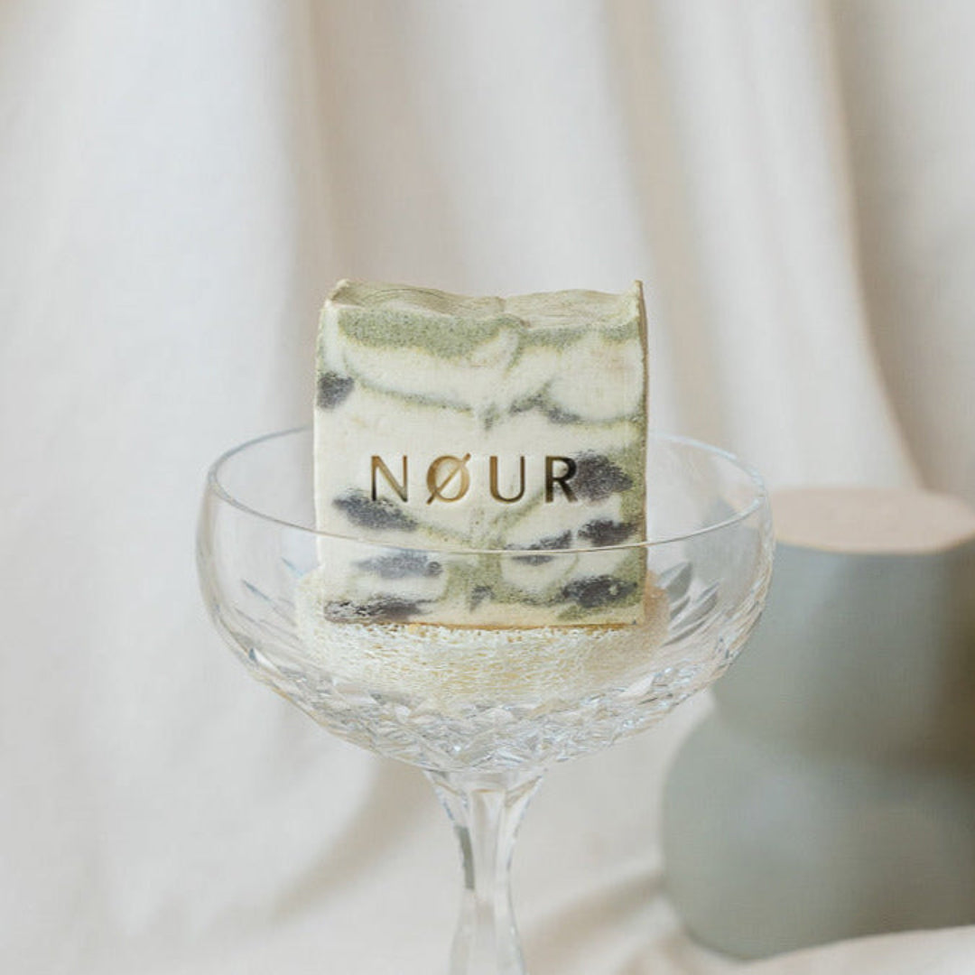 Lavender Swirl handgemachte Bio-Seife mit natürlicher Spirulina-Farbe von NØUR Seife