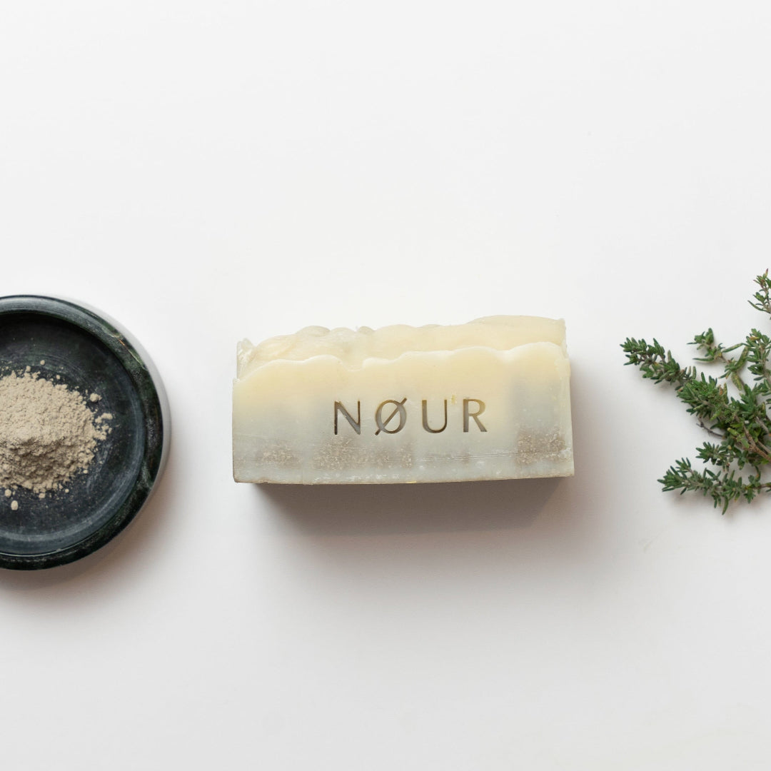 nour mud seife mit Tonerde und thymianzweig dekoriert