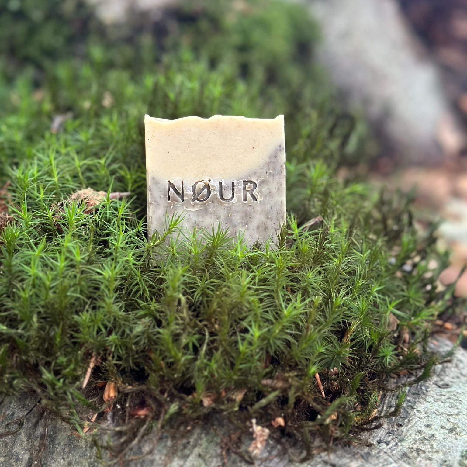 nour seife olive scrub auf moos bei sensitiver Haut ohne duftzusaetze