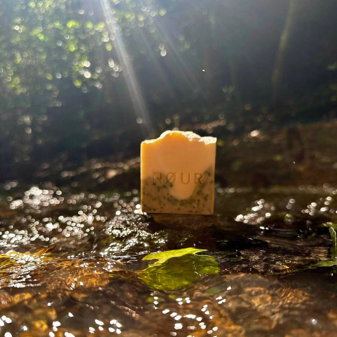 nour seife seaock mit sonnenstrahl am bach fotografiert