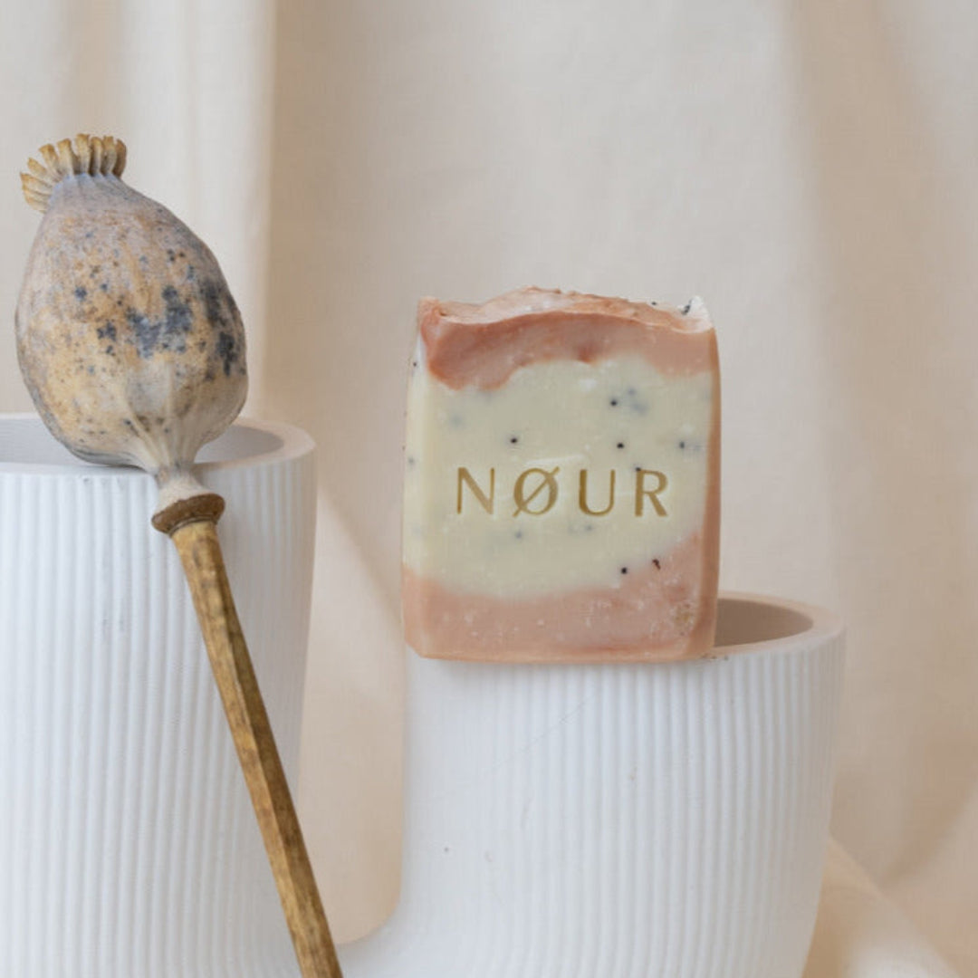 Poppy Rose – Bio-Seife mit Mohnsamen-Peeling und Rosenduft von NØUR Seife Köln