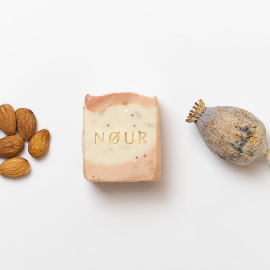 Poppy Rose Naturseife Zutaten – Mandelöl, Avocadoöl und Mangobutter von NØUR