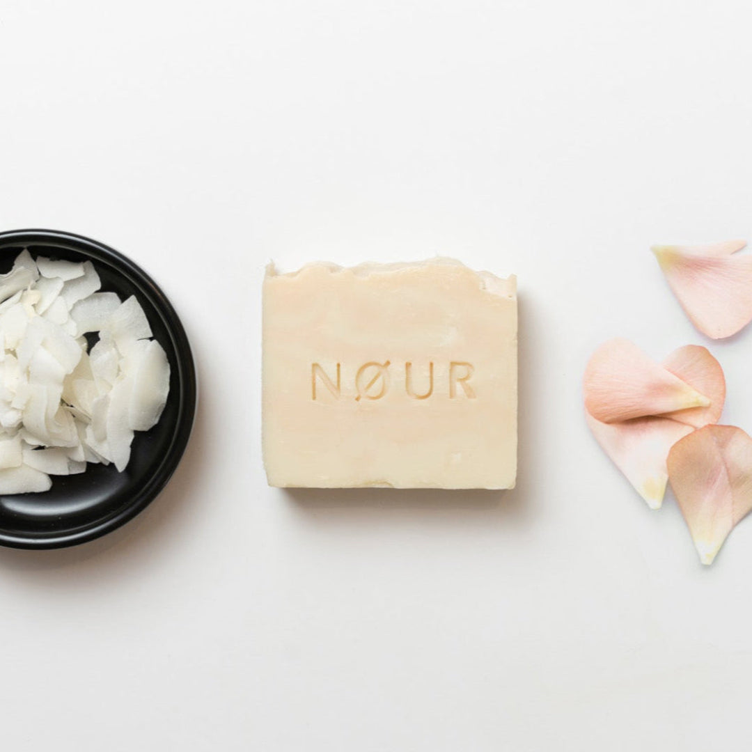 nour seife rosie dekoriert mit kokosflocken und rosenblaettern
