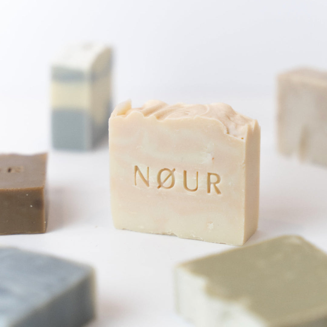 NØUR Rosie Bio-Seife mit Kaolin – sanfte Klärung für empfindliche Haut, vegan palmölfrei