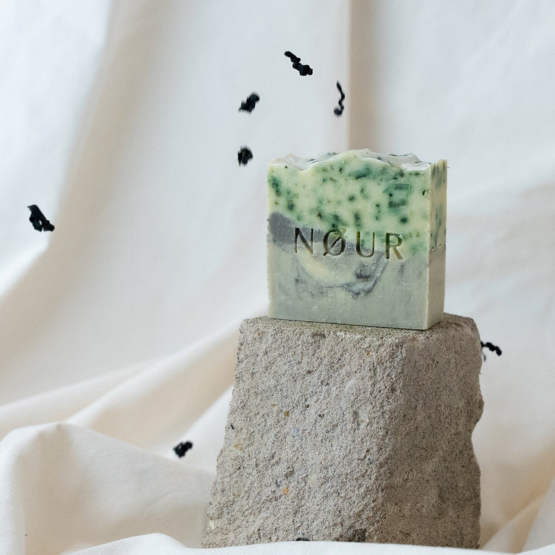 sea rock naturseife von nour bei unreiner, entzündliche haut mit Algen und gruener tonerde bioseife mit frischem duft