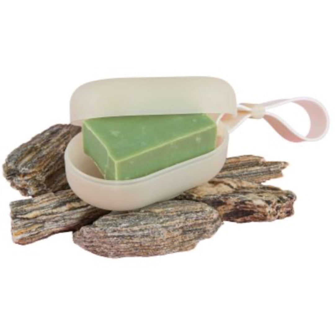 seife mit box auf holz