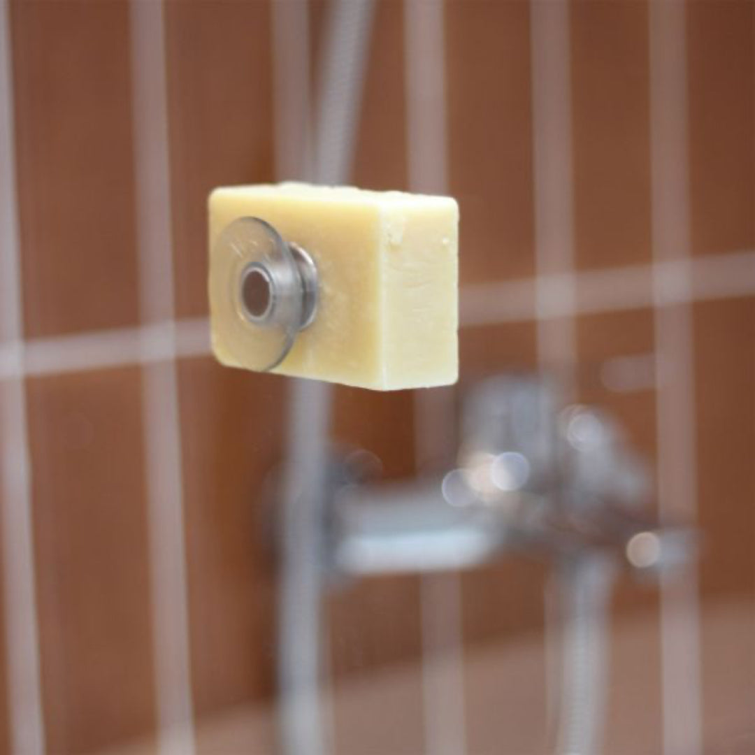 Saugnapf mit Seife an Glaswand Dusche