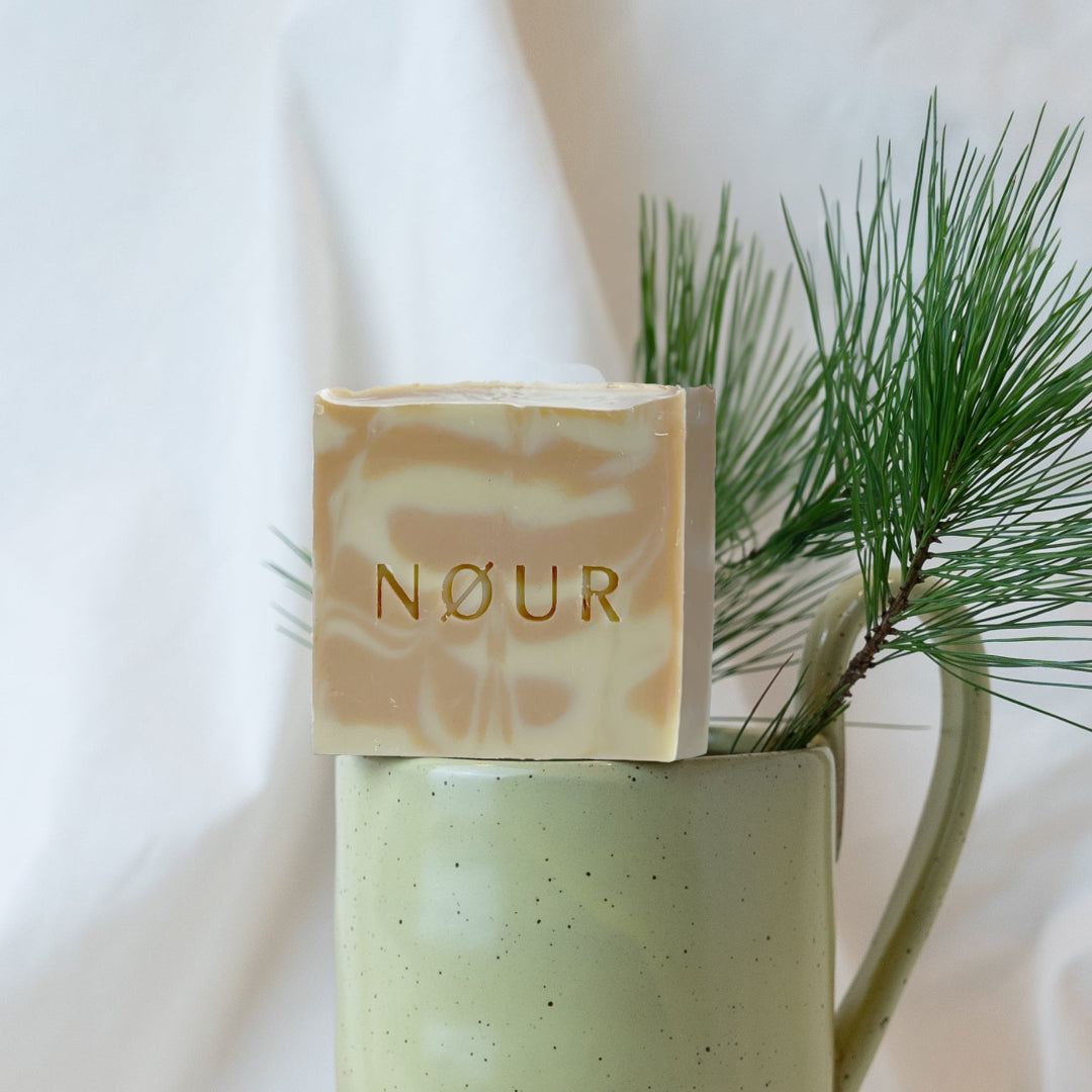 nour seife mit aetherischem zirbelkieferöl holziger seifenduft seife bei trockener haut bioseife,