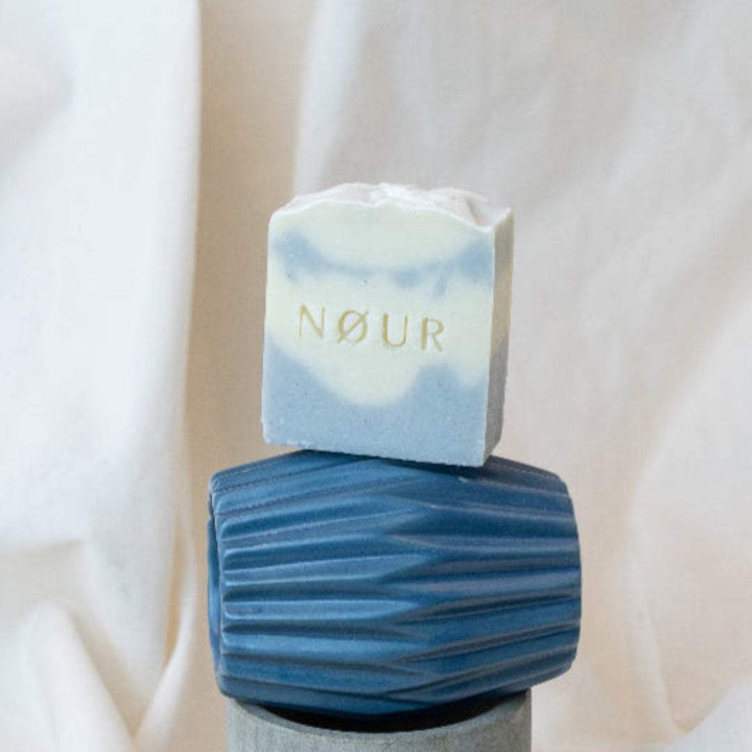 nour seife cloud auf blauem tongefaess