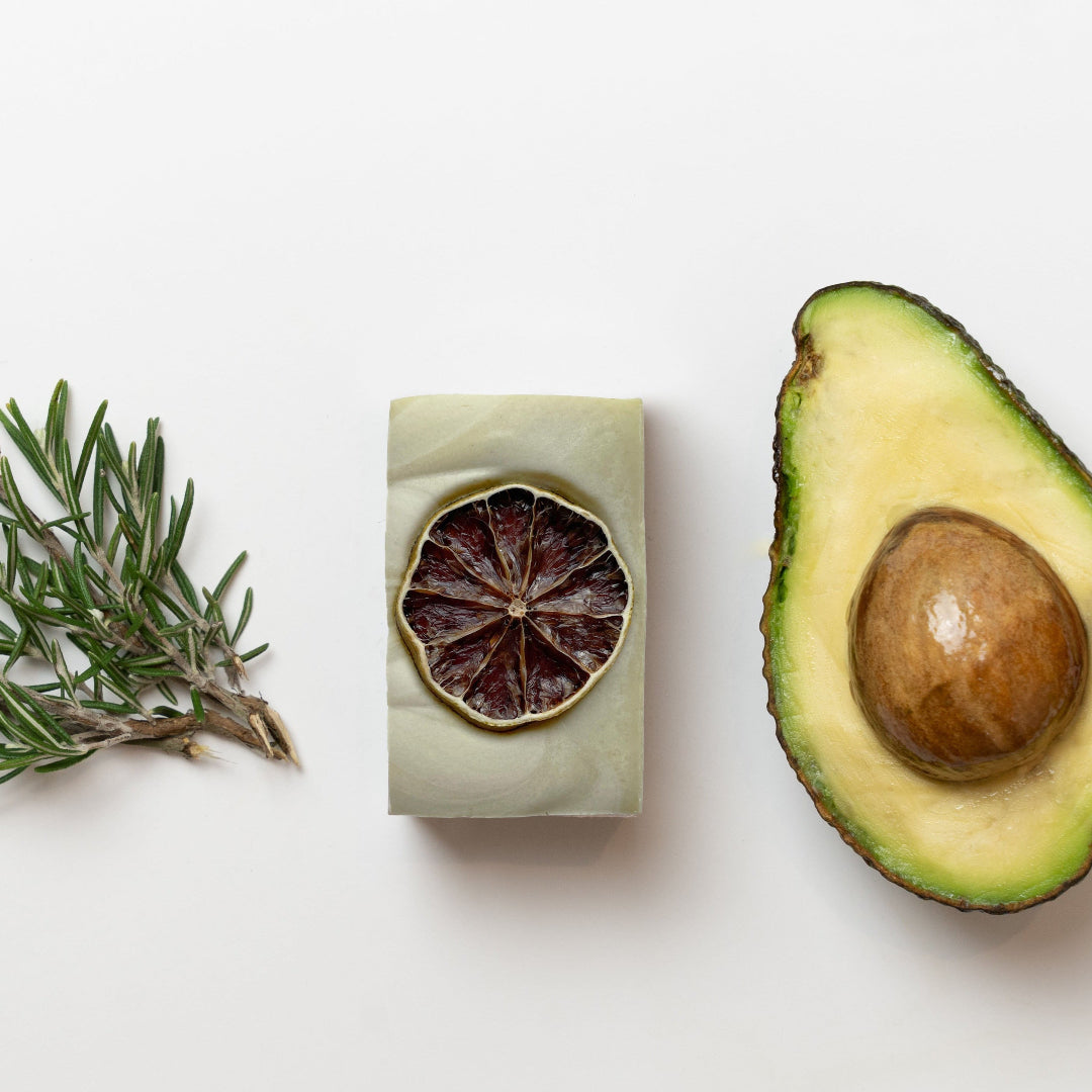 nour lemon balm mit halb aufgeschnittener avocado und rosmarinzweig