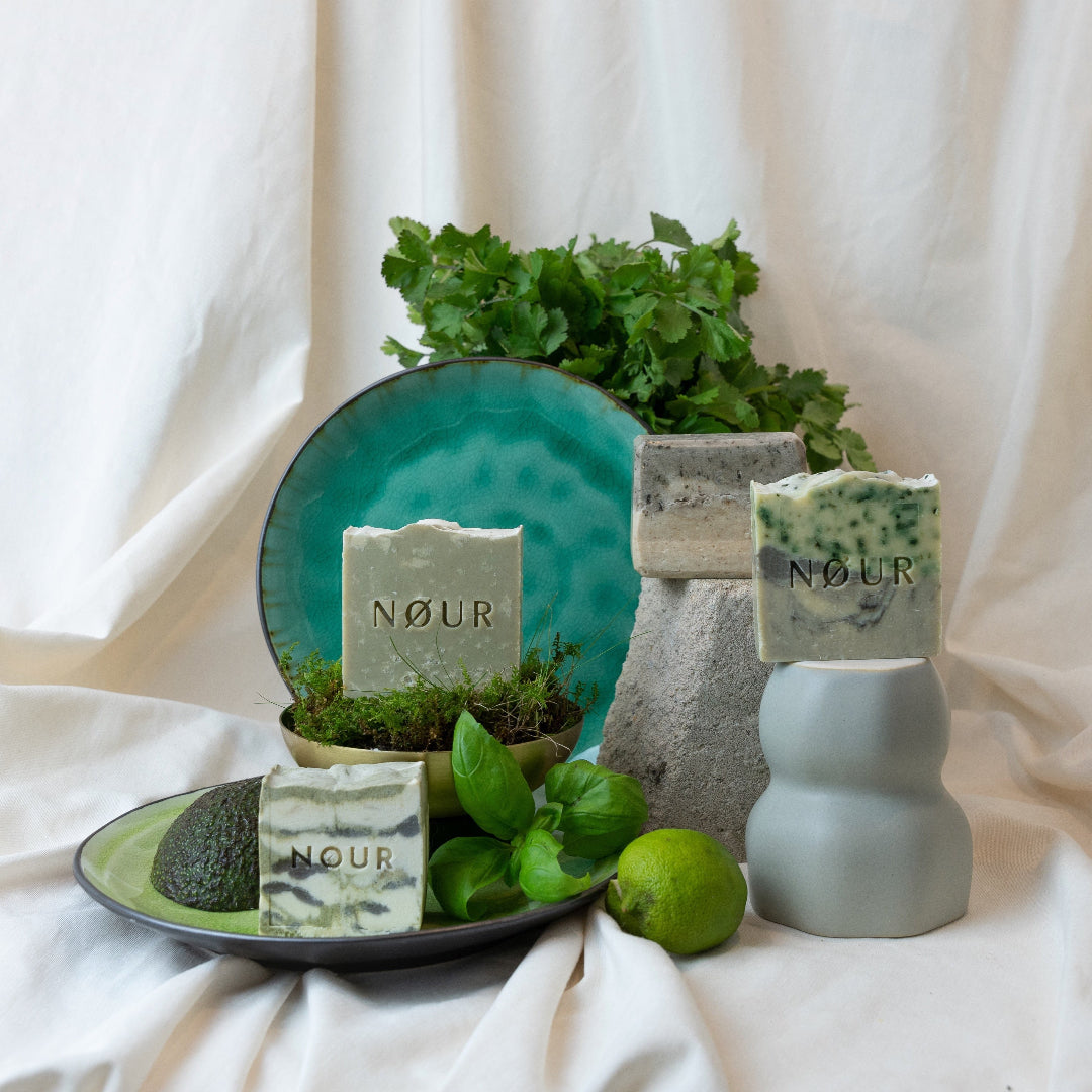 gruene nour seifen mit limette und kraeutern dekoriert