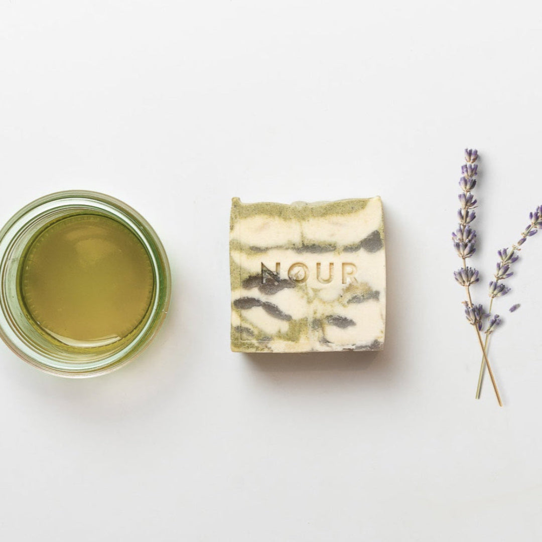 nour seife lavender swirl mit lavendelzweig und olivenoe lnaturseife mit lavendelduft Bioseife bei angespannter Haut