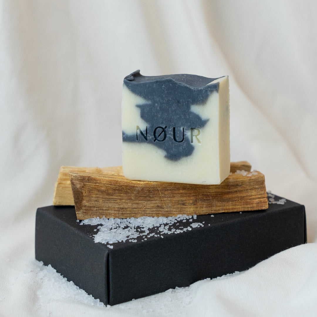 nour seife Volcano schwarz weiss dekoriert auf holz und schwarzem Karton mit Salz