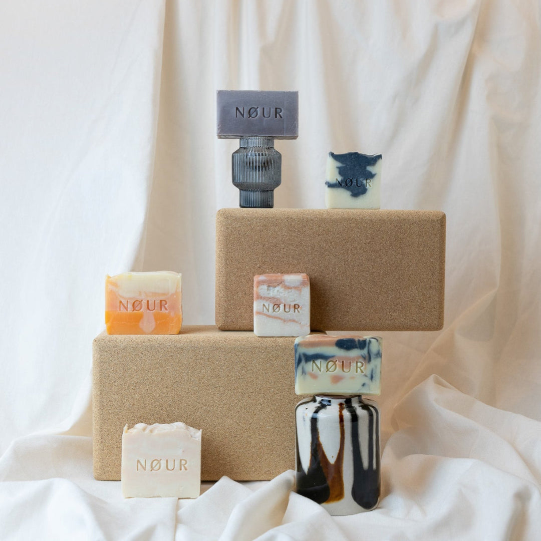 verschiedene nour seifen auf naturbloecken