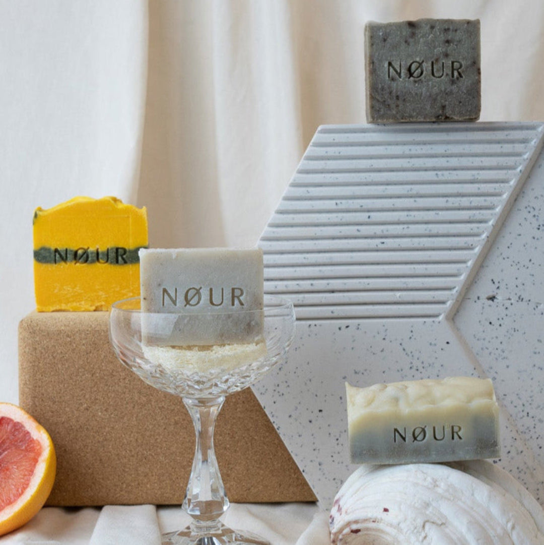 nour seifen mit glas und naturdekoration