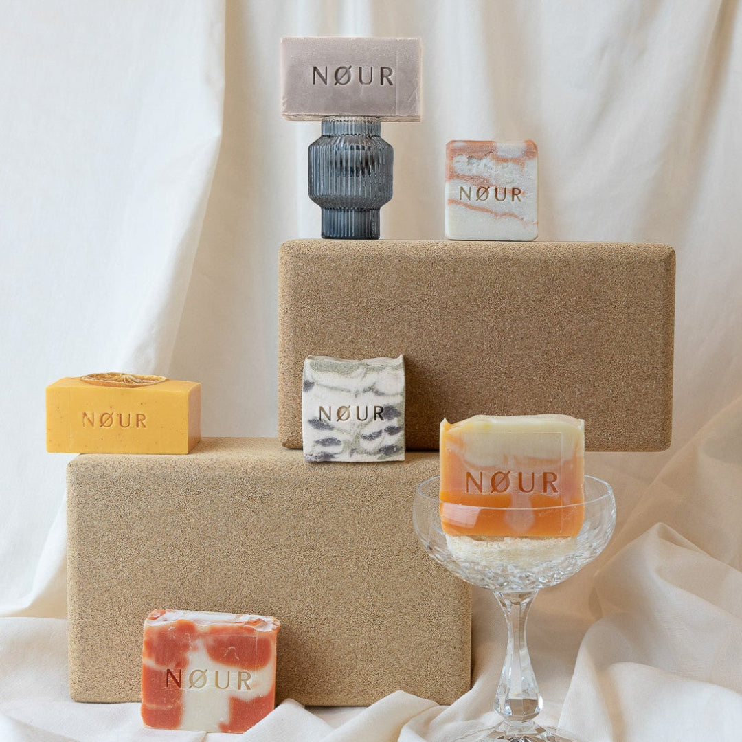 Zitrusseifen von nour dekoriert auf naturbloecken