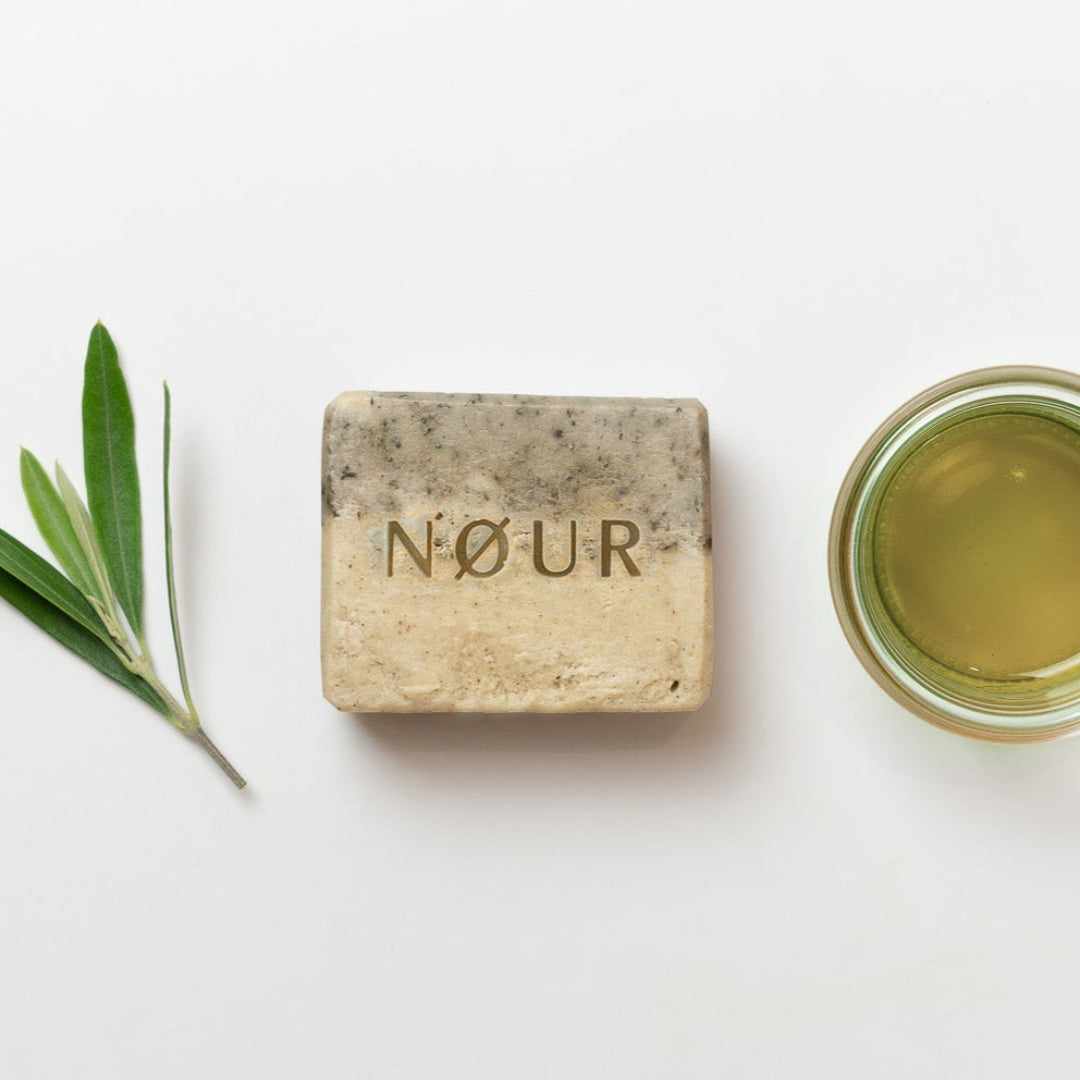 Olive Scrub Bio-Seife Zutaten – Olivenöl, Sheabutter und Kurkuma von NØUR Seife Köln