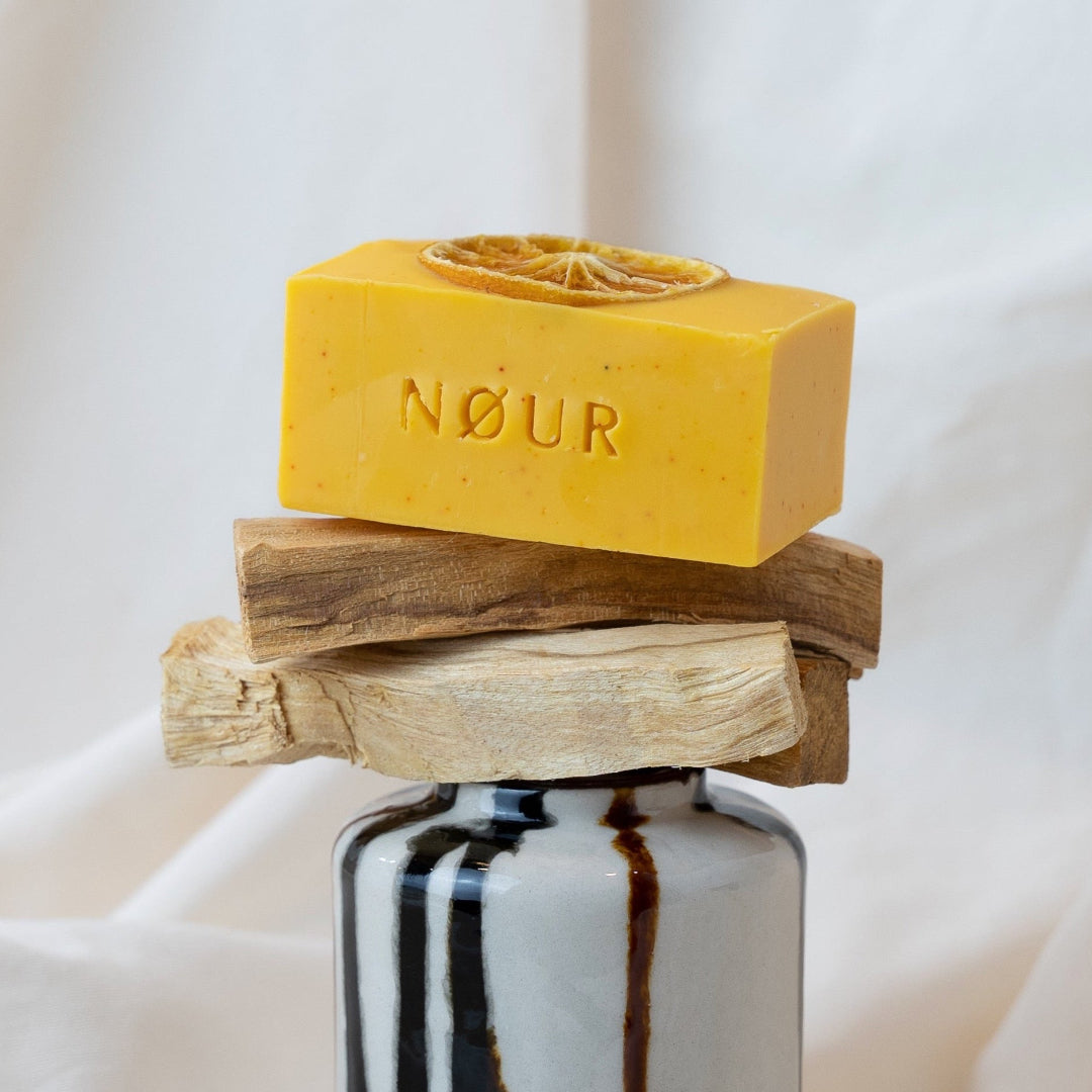 Orangenseife von nour auf holz und keramik dekoriert