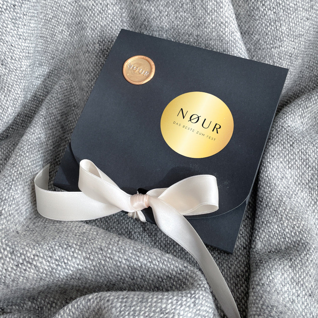 schwarze Geschenkverpackung nour und Wachssiegel
