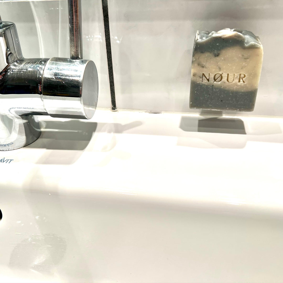 NØUR Seifenmagnet im Badezimmer – nachhaltige Alternative zur Seifenschale