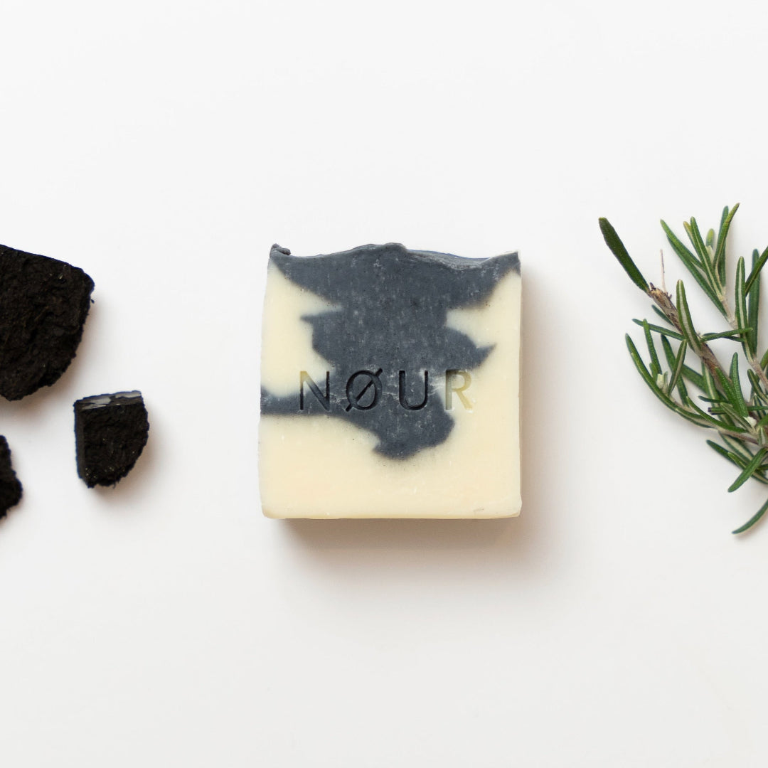 Naturseife volcano mit rosmarinzweig und Aktivkohle dekoriert rosmarinzitronenduft seife für jeden Hauttyp