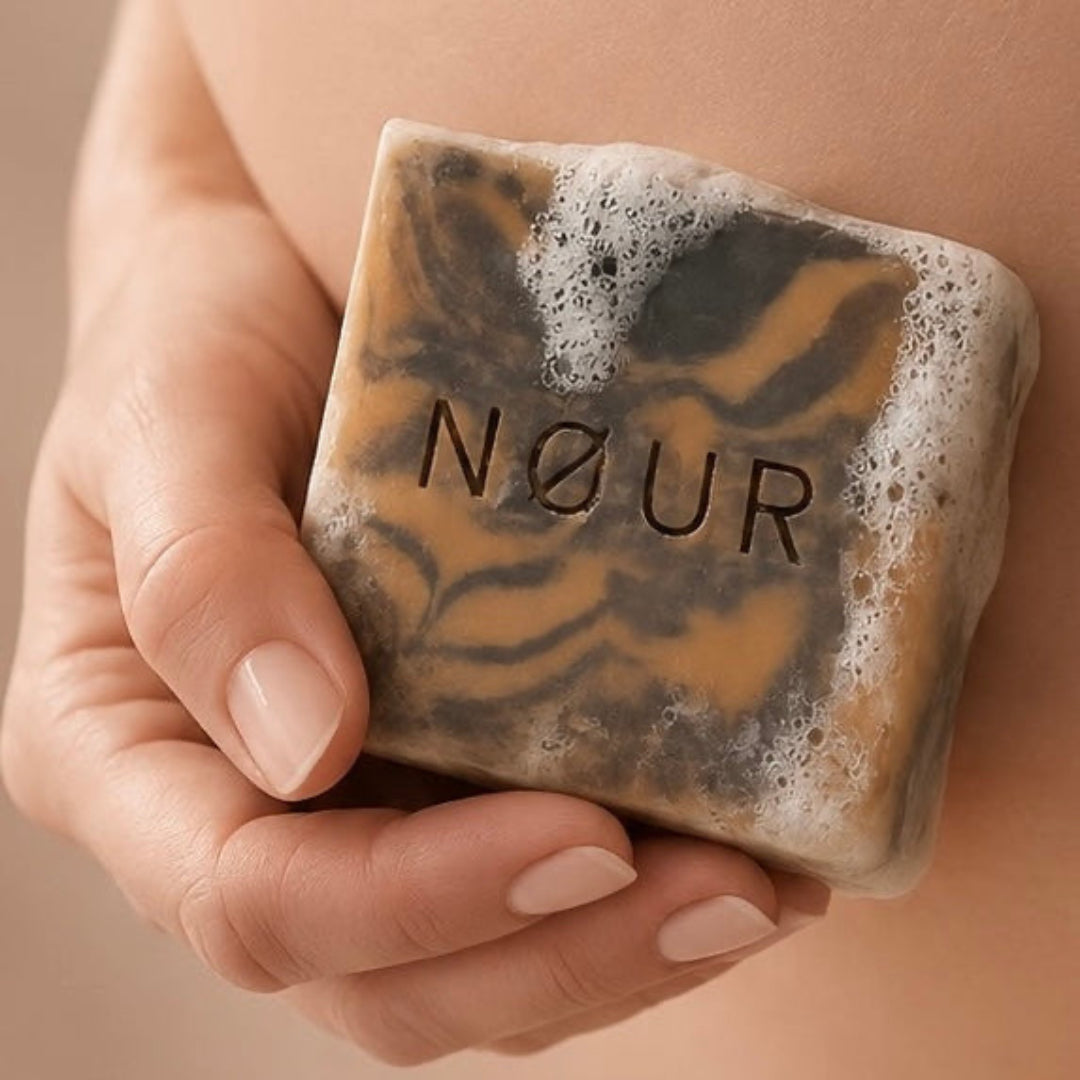 Belly vor Babybauch mit Schaum