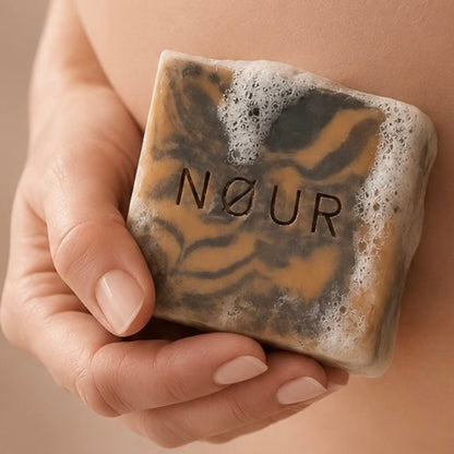 Belly vor Babybauch mit Schaum