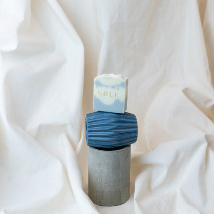 Cloud auf blauem &amp; grauem Tongefäß
