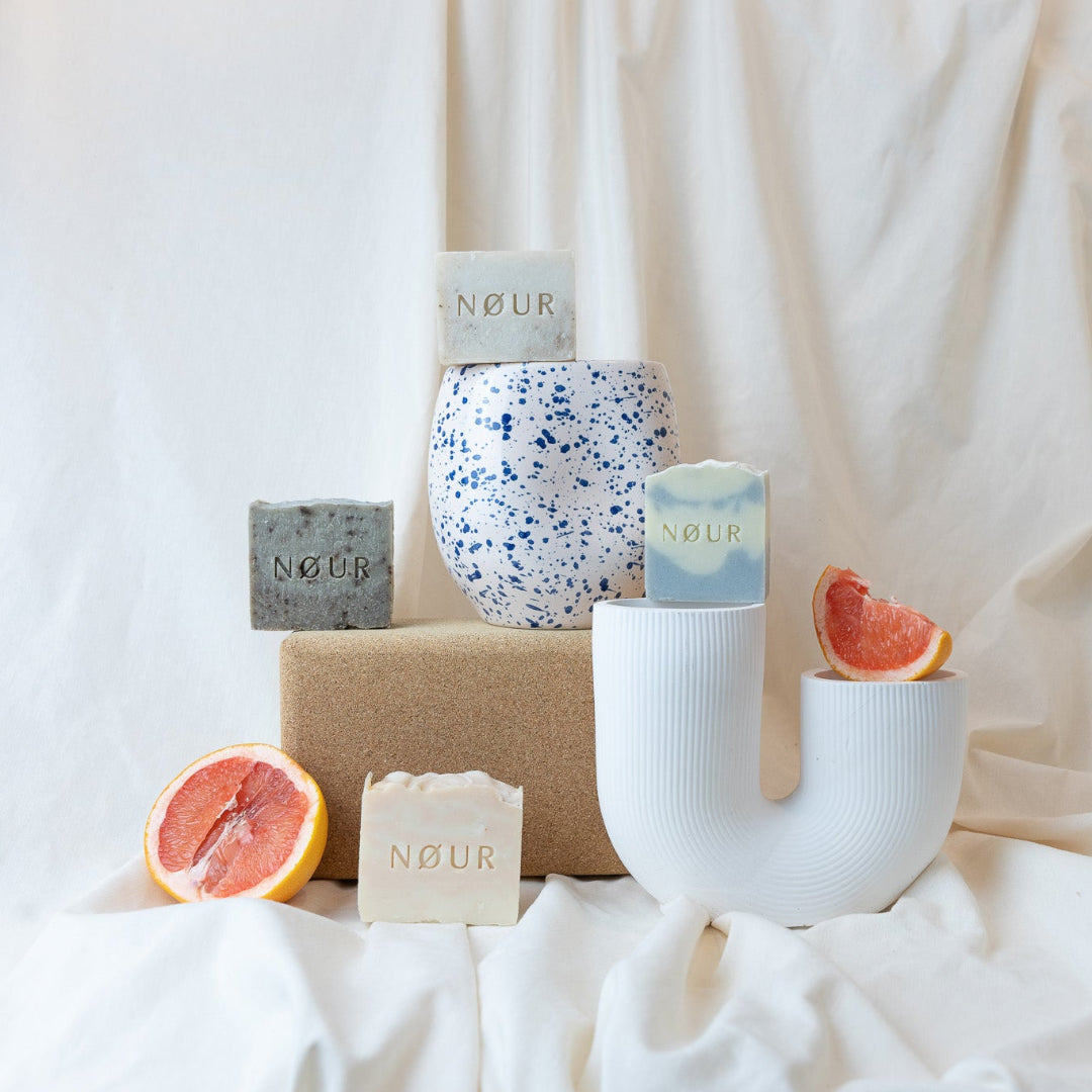 blau graue nourseifen mit dekoration vas und Naturblock