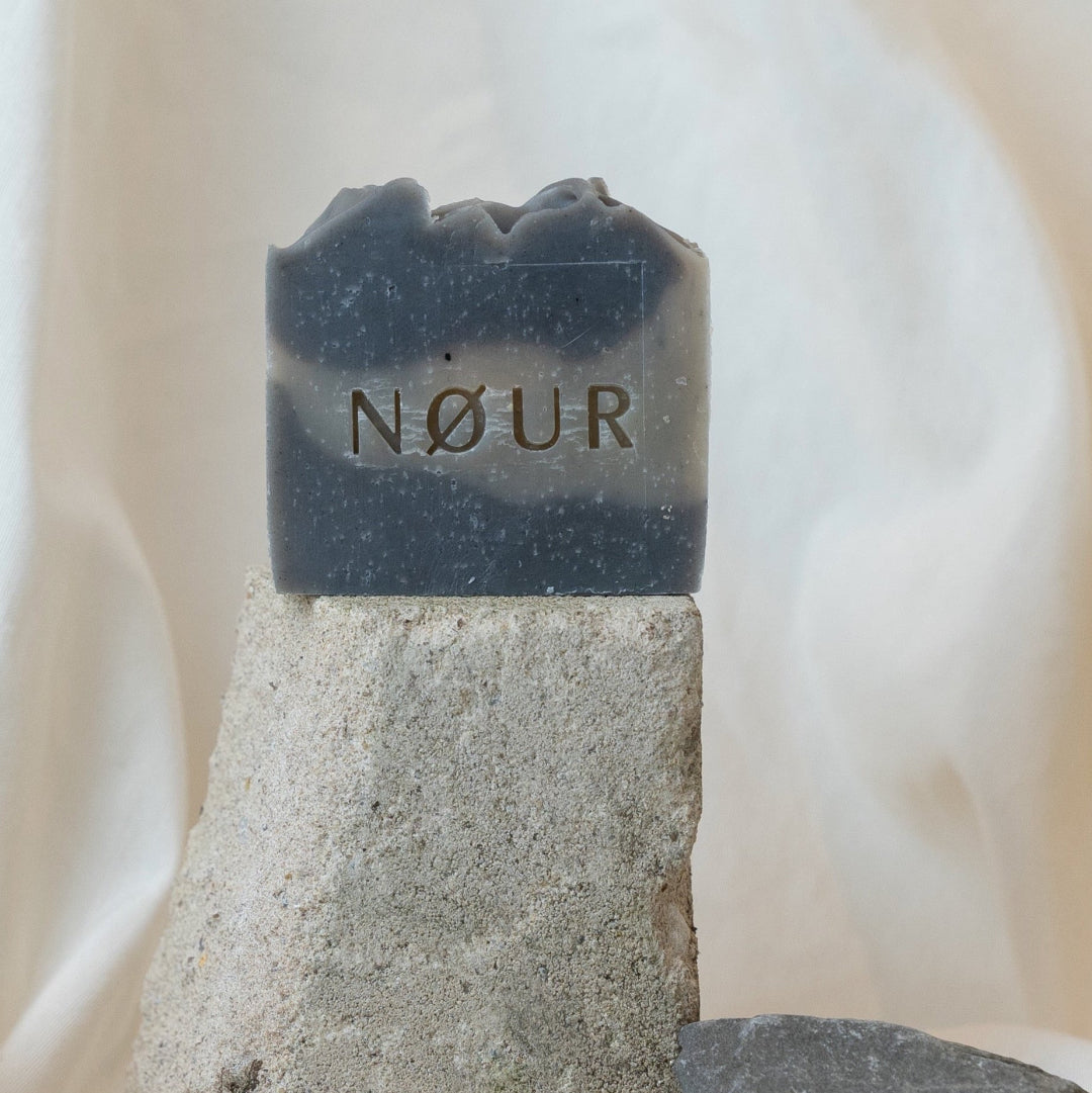 NØUR Shades of Grey Naturseife – krautig-herber Duft, vegan palmölfrei aus Köln