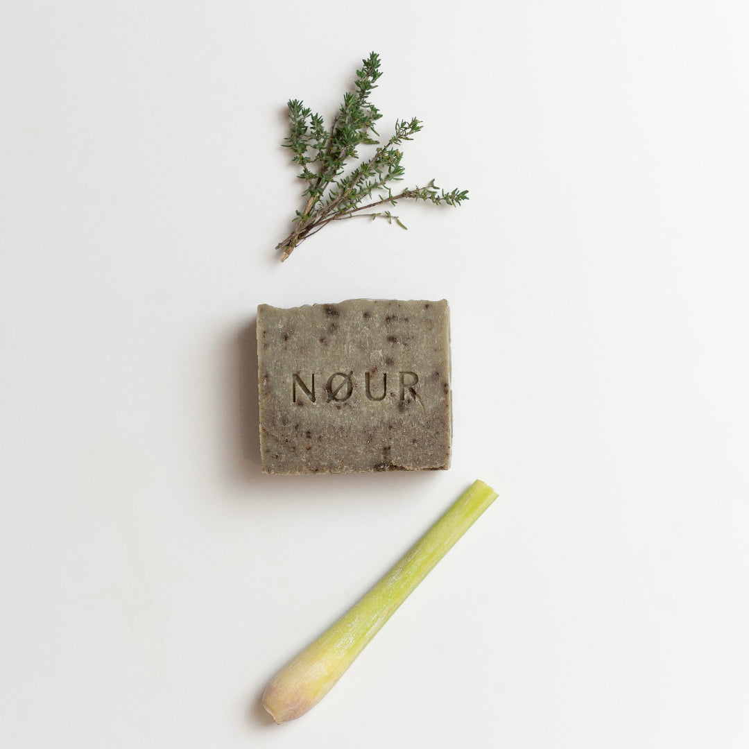 nour seife scrubby mit lemon gras und thymianzweig