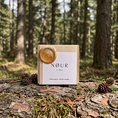 Zirbenseifen-Verpackung im Wald