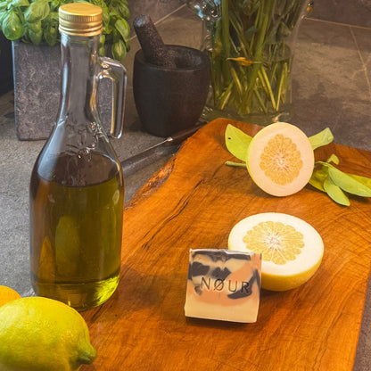 African Sun mit Olivenöl und Zitroen auf Holzbrett