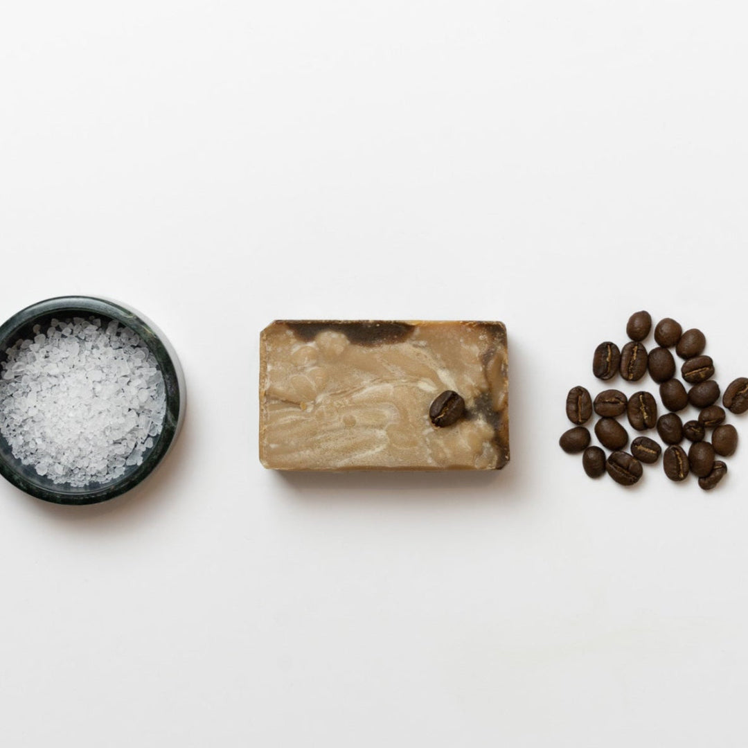 nour seife kitchenette mit kaffeebohnen und groben meersalz