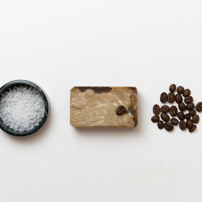 nour seife kitchenette mit kaffeebohnen und groben meersalz