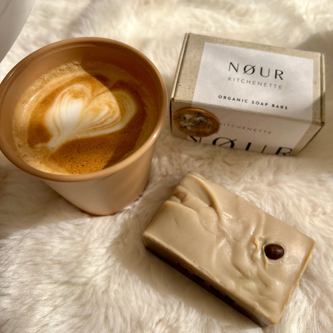 Kitchenetee mit Kaffee und Verpackung