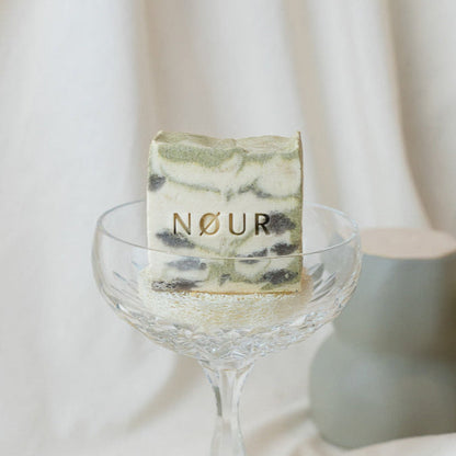 nour seife lavender swirl im cocktailglas 