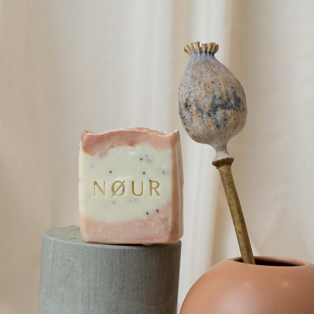 NØUR Poppy Rose Naturseife – vegane Peelingseife palmölfrei und laborgeprüft aus Köln