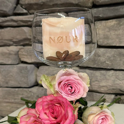 Rosie im Glas im Rosen und Mandeln